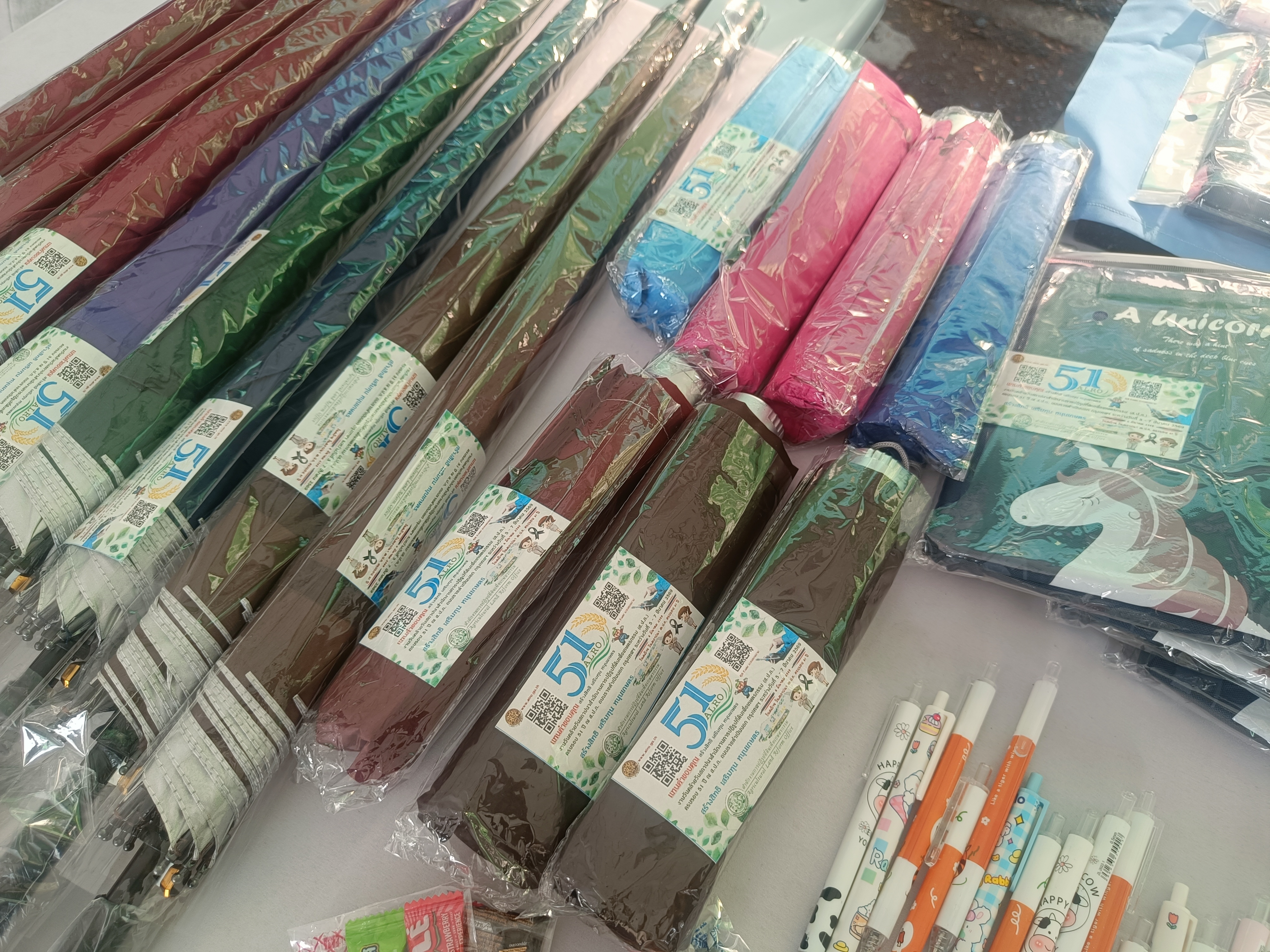 title - คณะทำงานฝ่ายติดตามประเมินผลการจัดงาน วันคล้ายวันสถาปนาสำนักงานการปฏิรูปที่ดินเพื่อเกษตรกรรม (ส.ป.ก.) ครบรอบ 51 ปี เปิดตั้งจุดให้ผู้ร่วมงานได้ร่วมสนุก เล่นเกมส์ และตอบแบบประเมินผลการจัดงาน ผ่านระบบออนไลน์